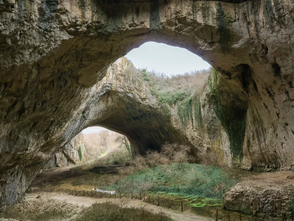 Voyage avec son chien bulgarie lovetch Grotte de Devetashka Grotte de Prohodna chutes de Krushuna prendre l'avion