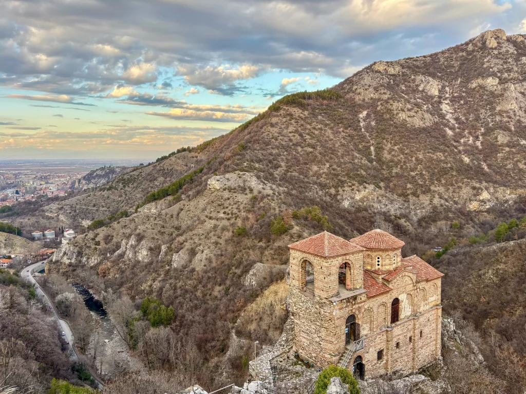 Voyage avec son chien bulgarie plovdiv monastere forteresse d’Asen prendre l'avion